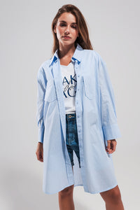 Camisa de algodão azul claro muito grande