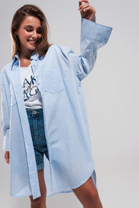 Camisa de algodão azul claro muito grande