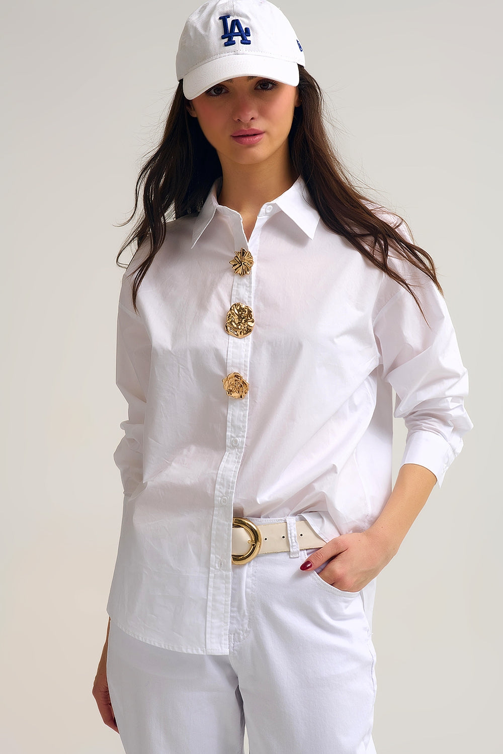 Q2 Camisa de algodão de popelina branca descontraída com botões dourados decorativos