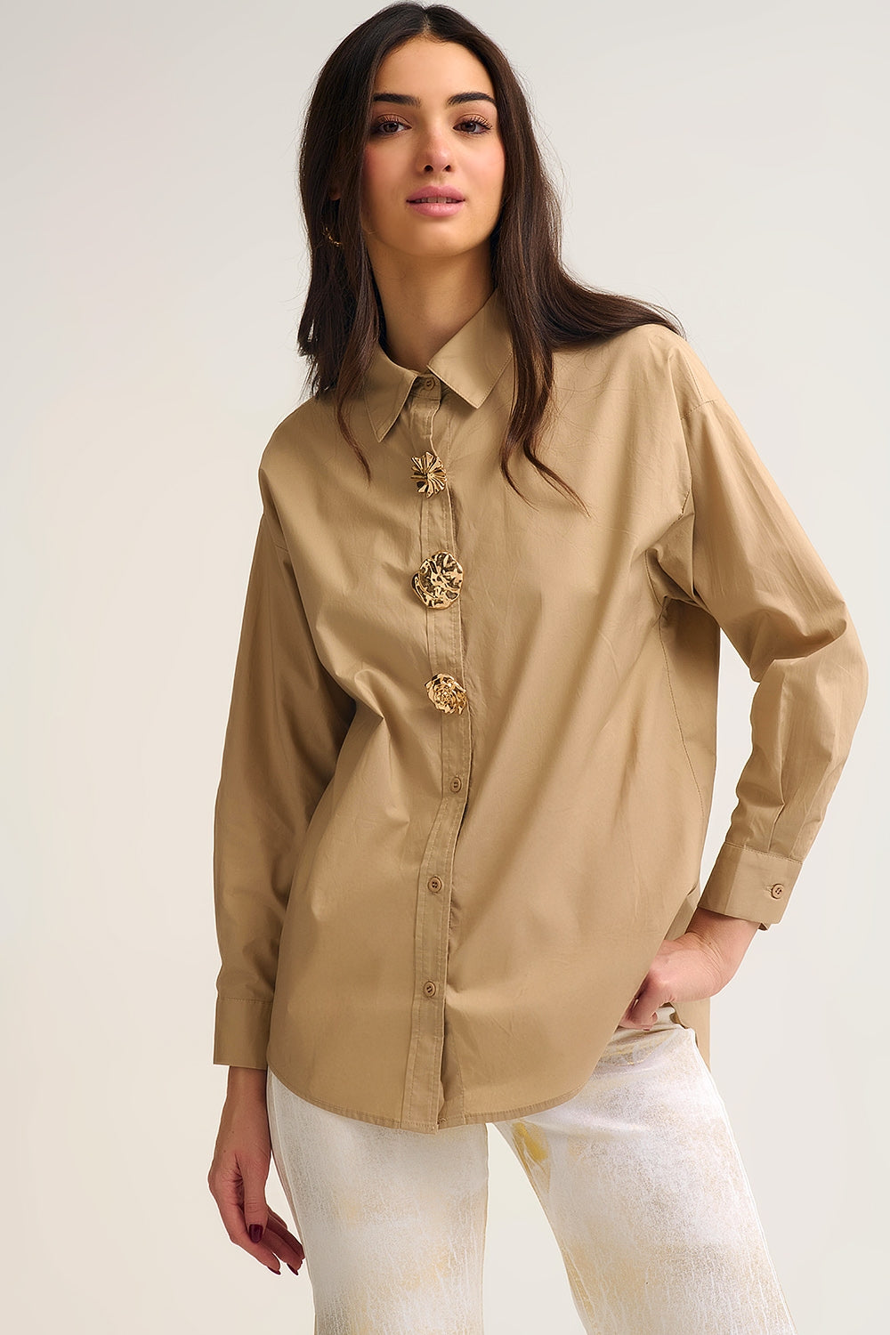 Q2 Camisa de algodão de popelina descontraída bege com botões dourados decorativos