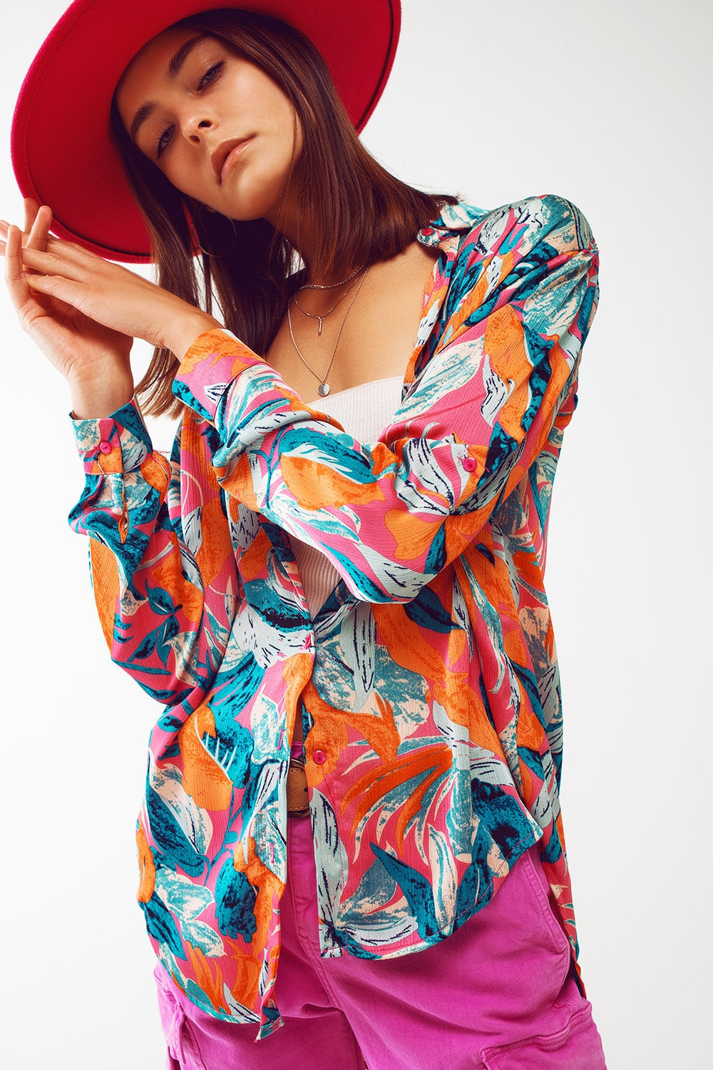 Q2 Camisa de cetim com estampa floral em laranja