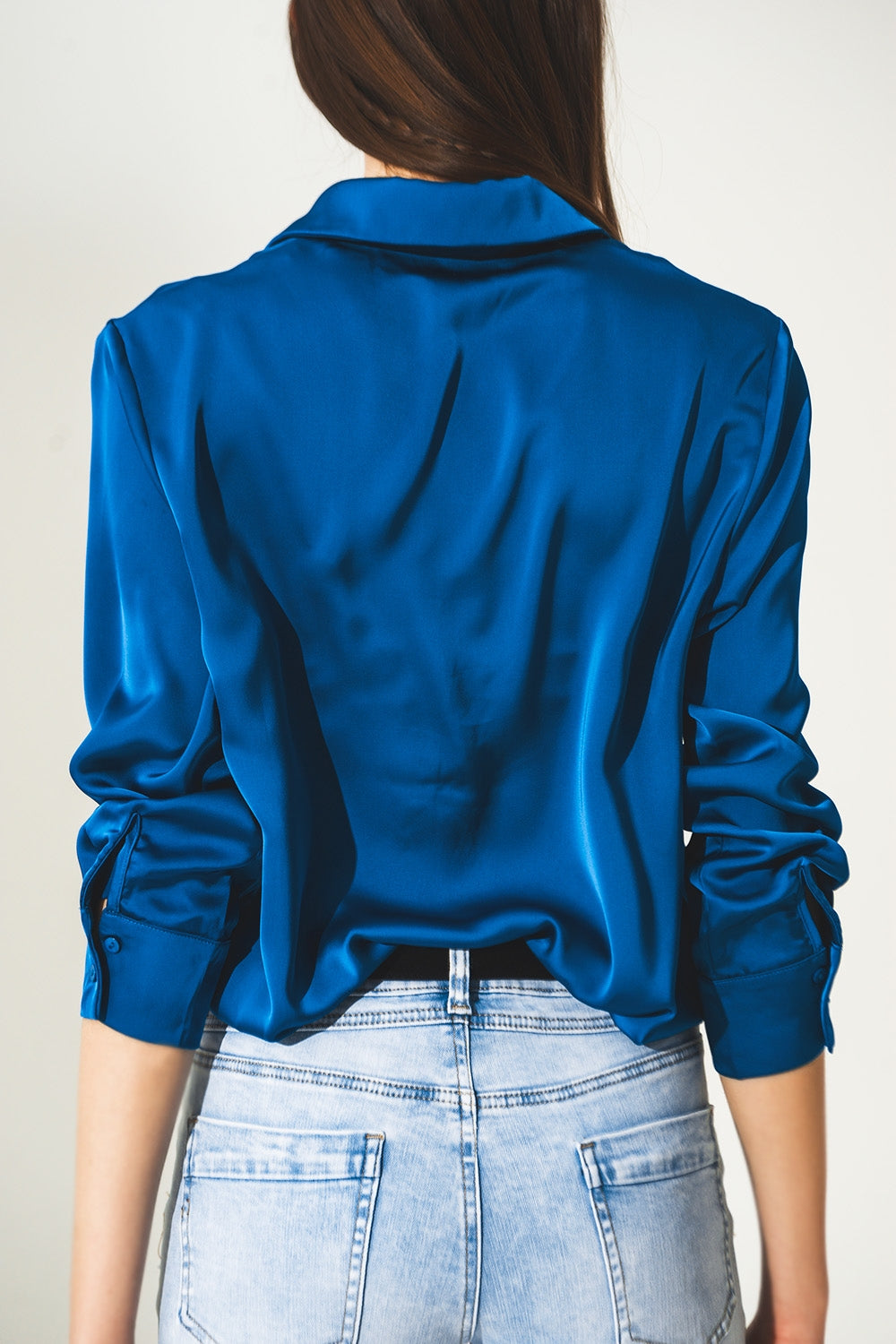 Camisa de cetim com pescoço em V azul eléctrico