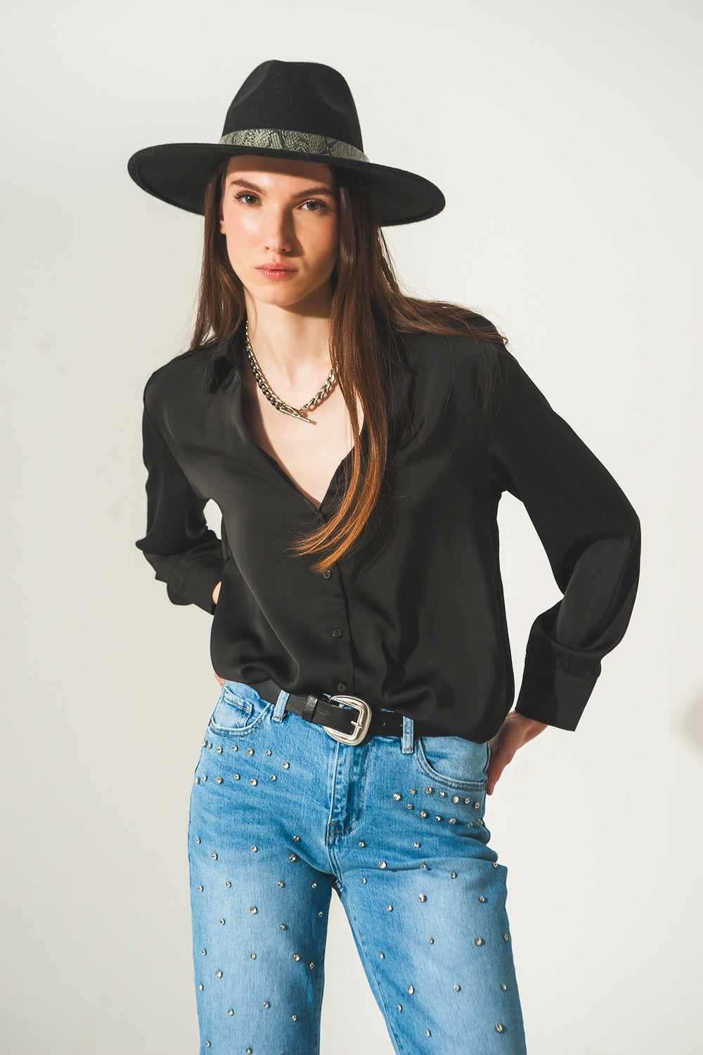 Q2 Camisa de cetim com pescoço em V preto
