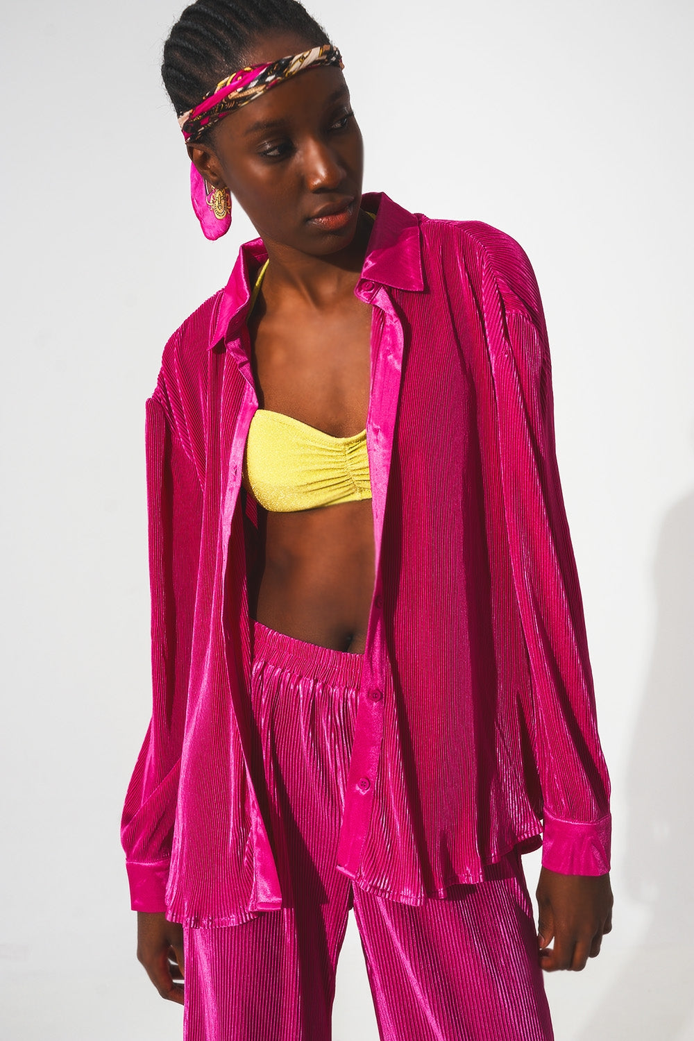 Q2 Camisa de cetim de pregas em fuchsia