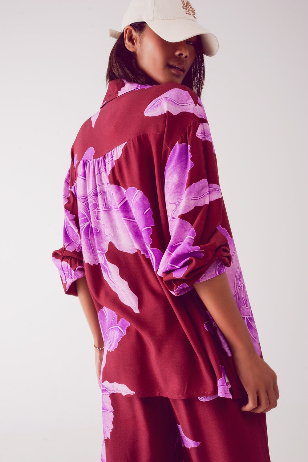 Camisa de cetim em fúcsia com grande estampa floral