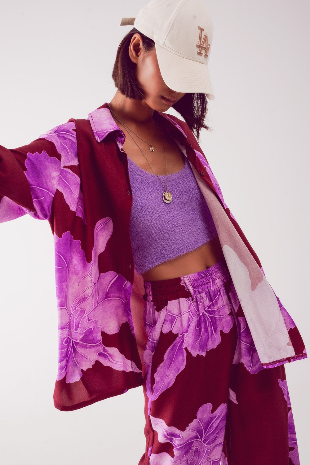 Camisa de cetim em fúcsia com grande estampa floral