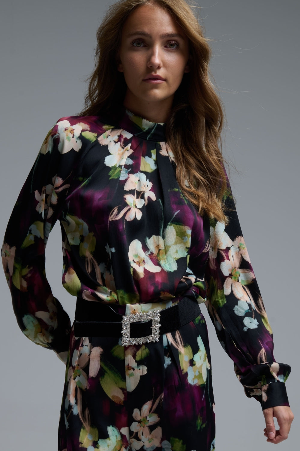 Q2 Camisa de cetim floral elegante em preto