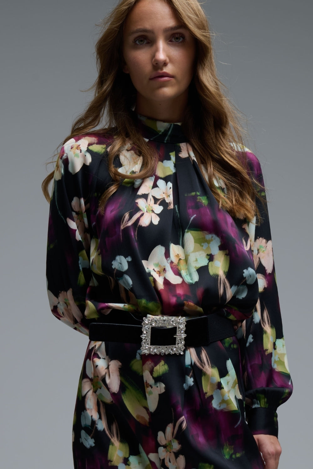 Camisa de cetim floral elegante em preto