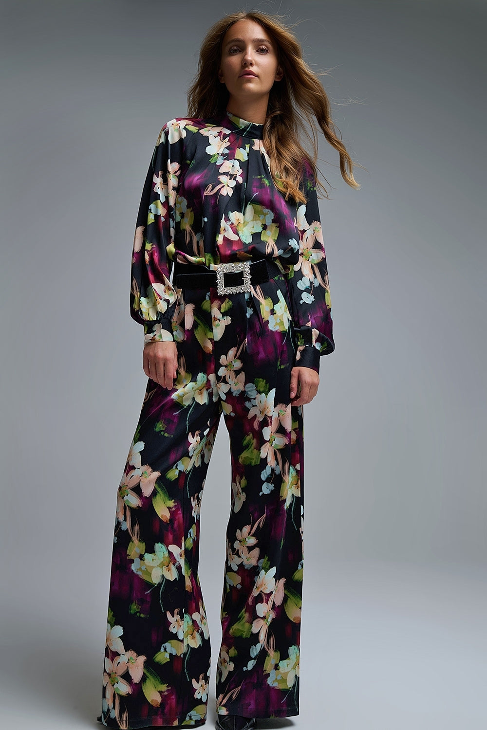 Camisa de cetim floral elegante em preto
