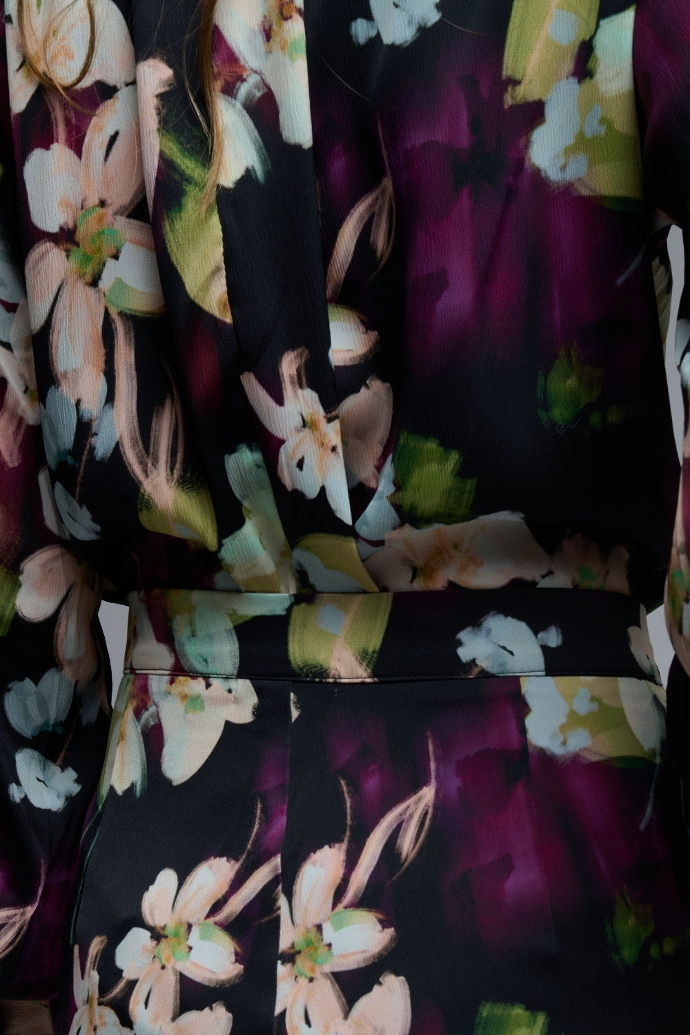 Camisa de cetim floral elegante em preto