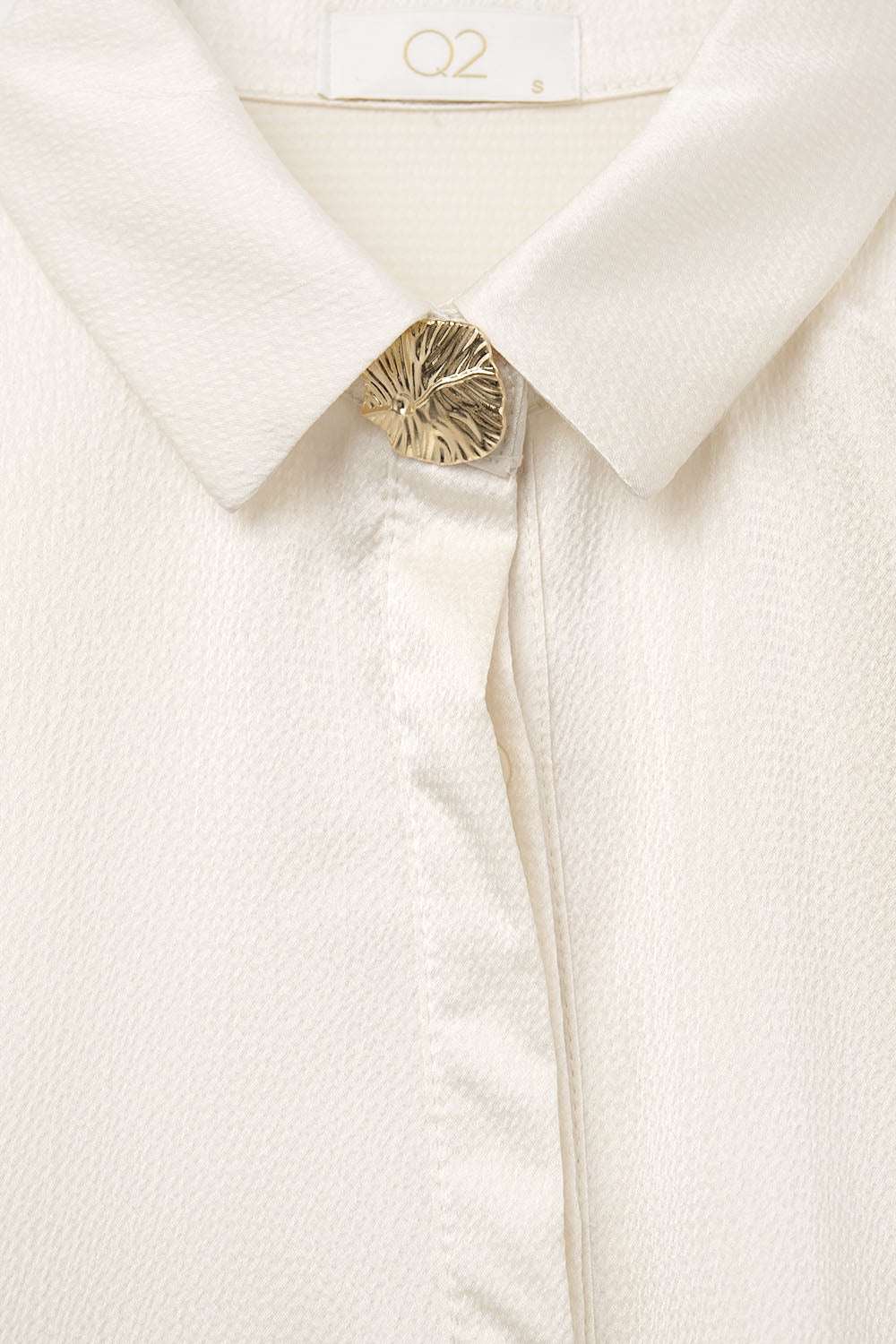 Camisa de cetim texturizado com corte em creme