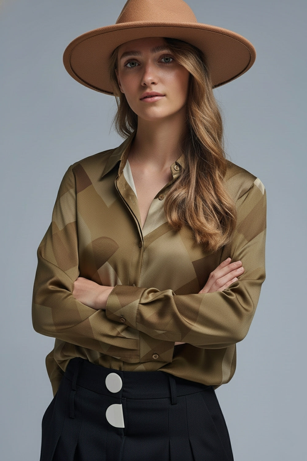 Camisa de cetim verde com estampado geomŽtrico