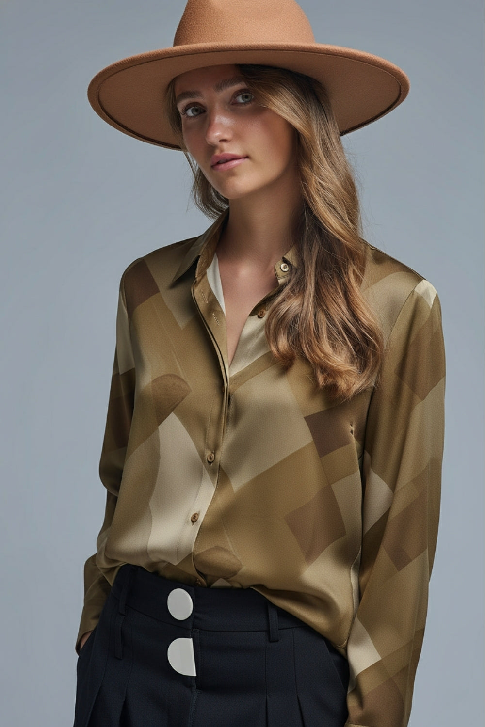 Camisa de cetim verde com estampado geomŽtrico
