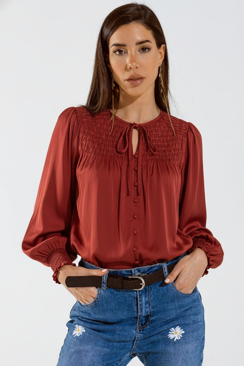 Q2 Camisa de cetim vermelha chique com renda