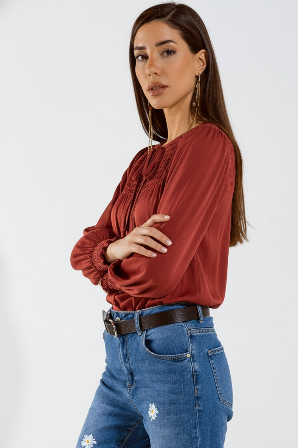 Camisa de cetim vermelha chique com renda