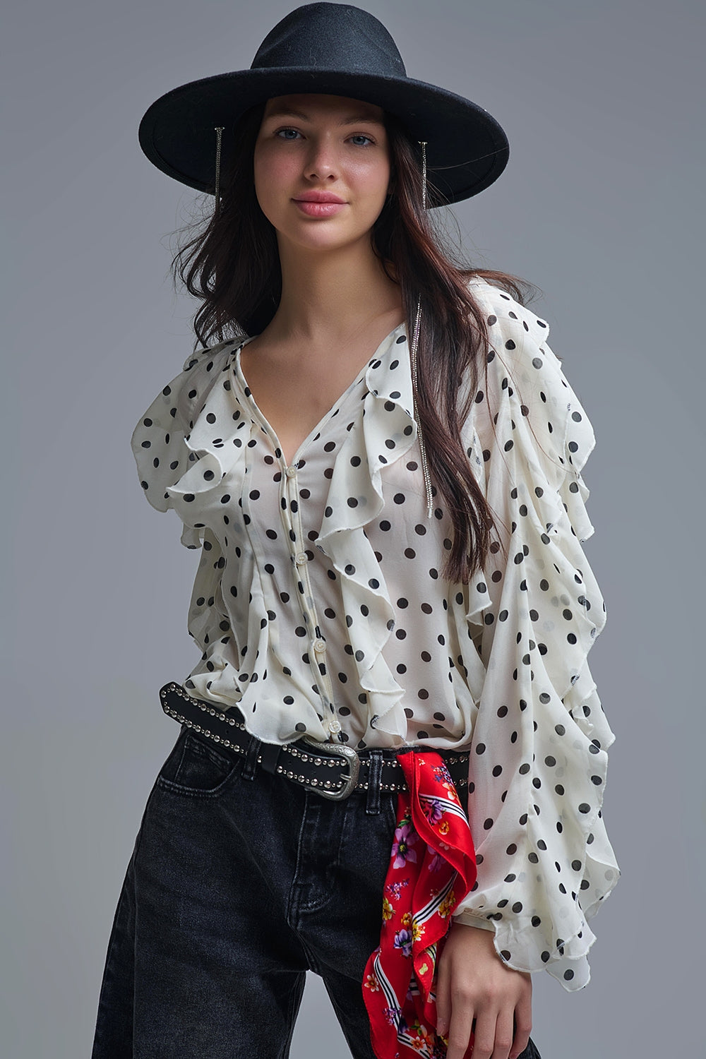Q2 Camisa de chiffon com botões de bolinhas e folhos