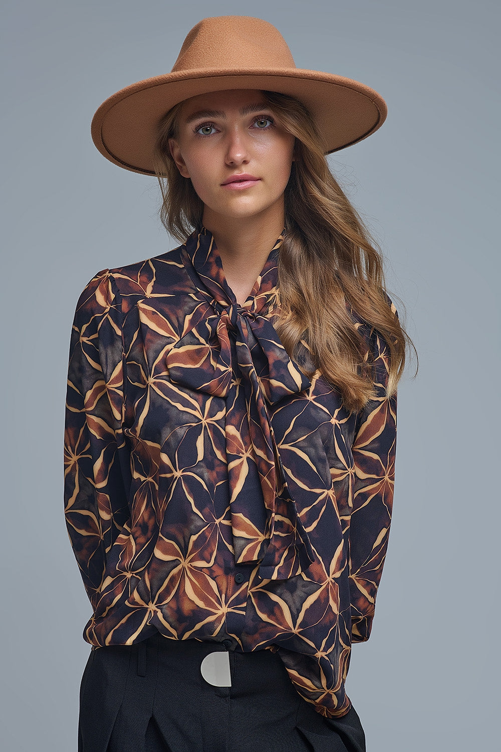 Q2 Camisa de chiffon preta com estampado abstrato e laço com nó