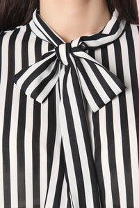 Camisa às riscas com laço