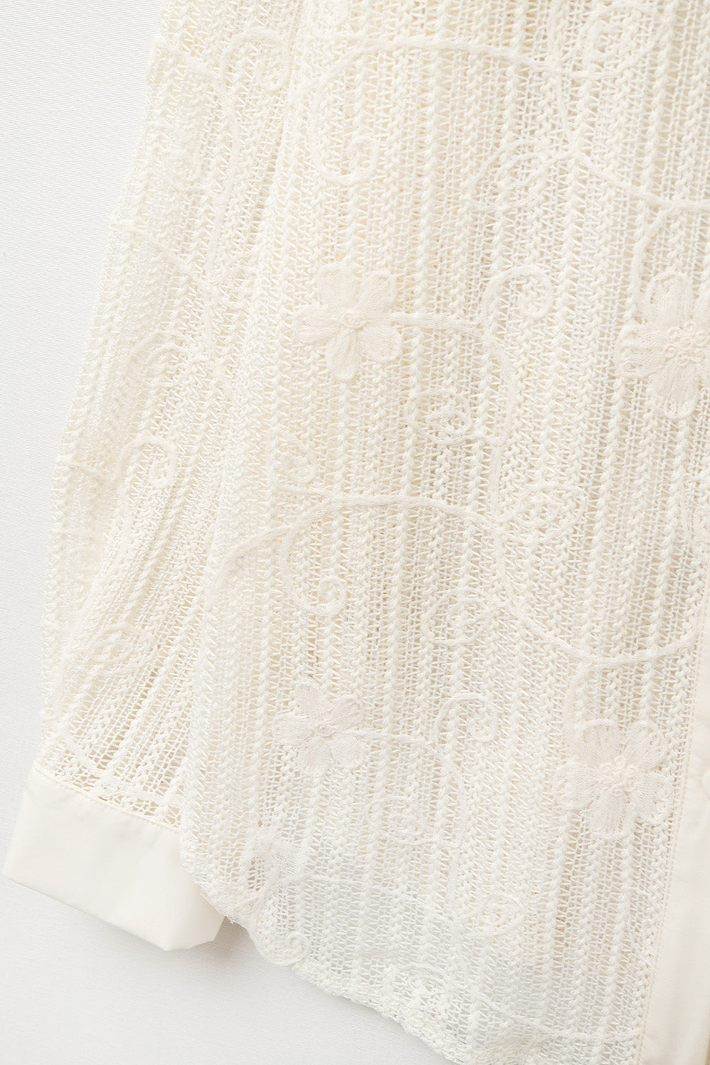 Camisa de croché bege com pormenores bordados