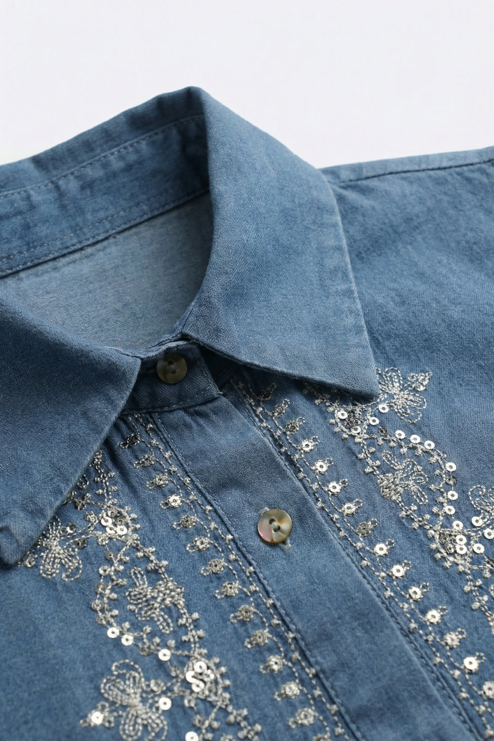 Camisa de ganga azul com rebordo bordado e mangas compridas