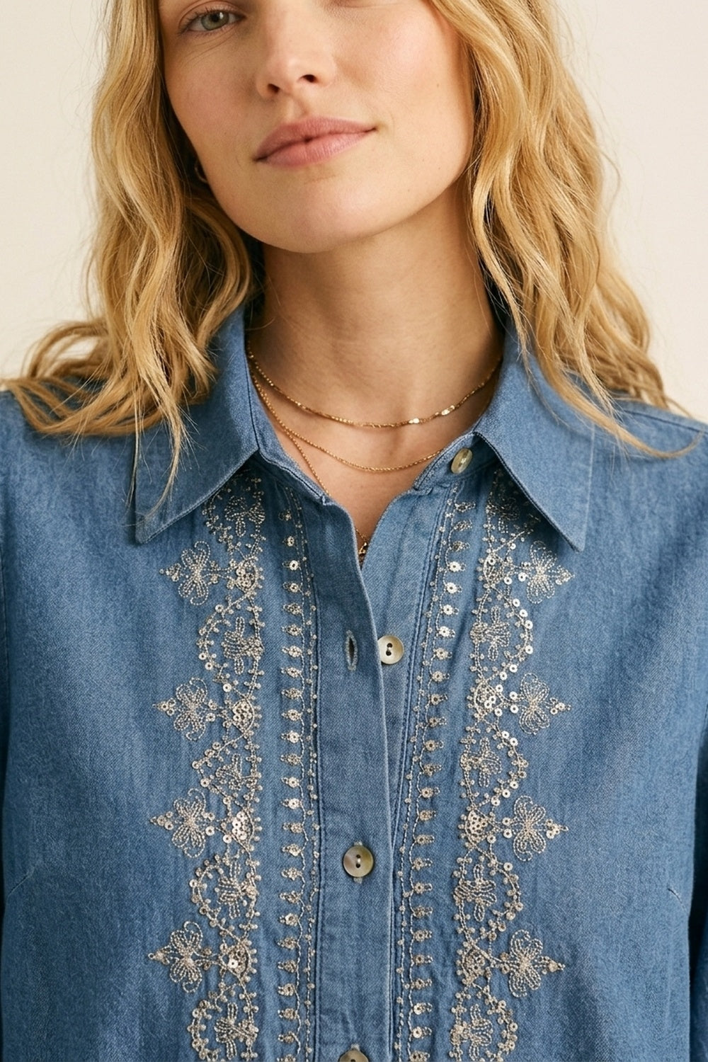 Camisa de ganga azul com rebordo bordado e mangas compridas