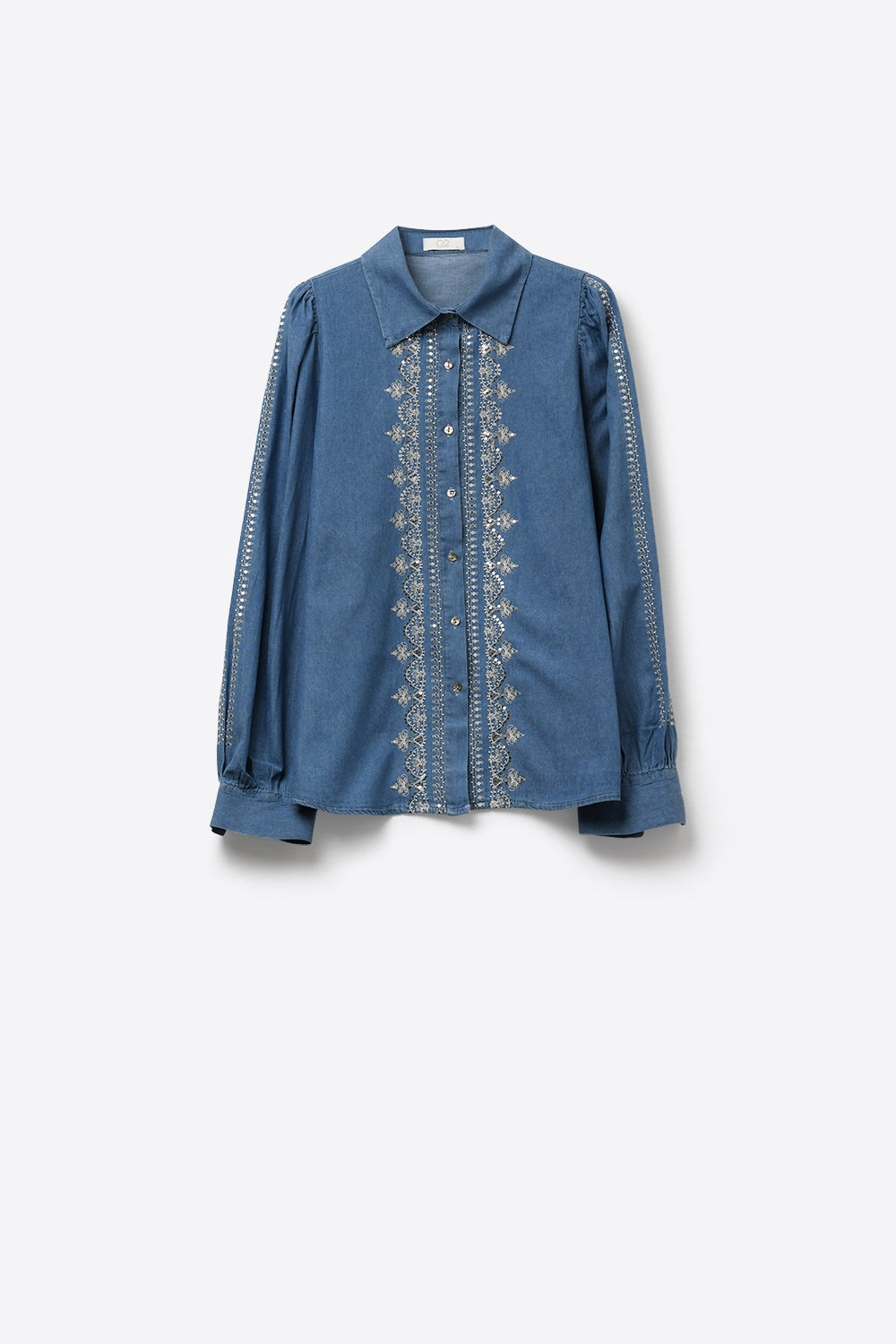 Camisa de ganga azul com rebordo bordado e mangas compridas