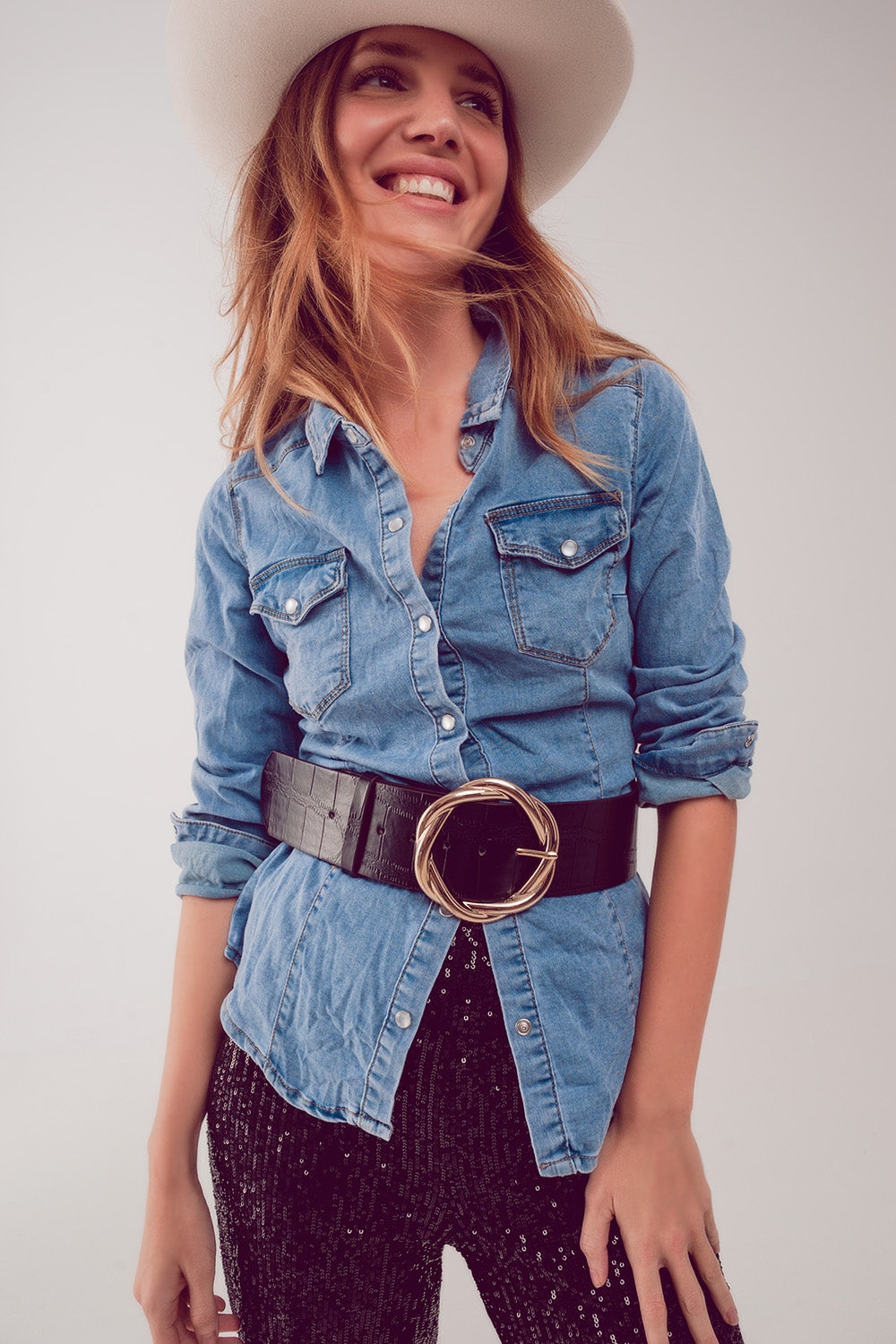 Q2 Camisa de ganga azul lavada média