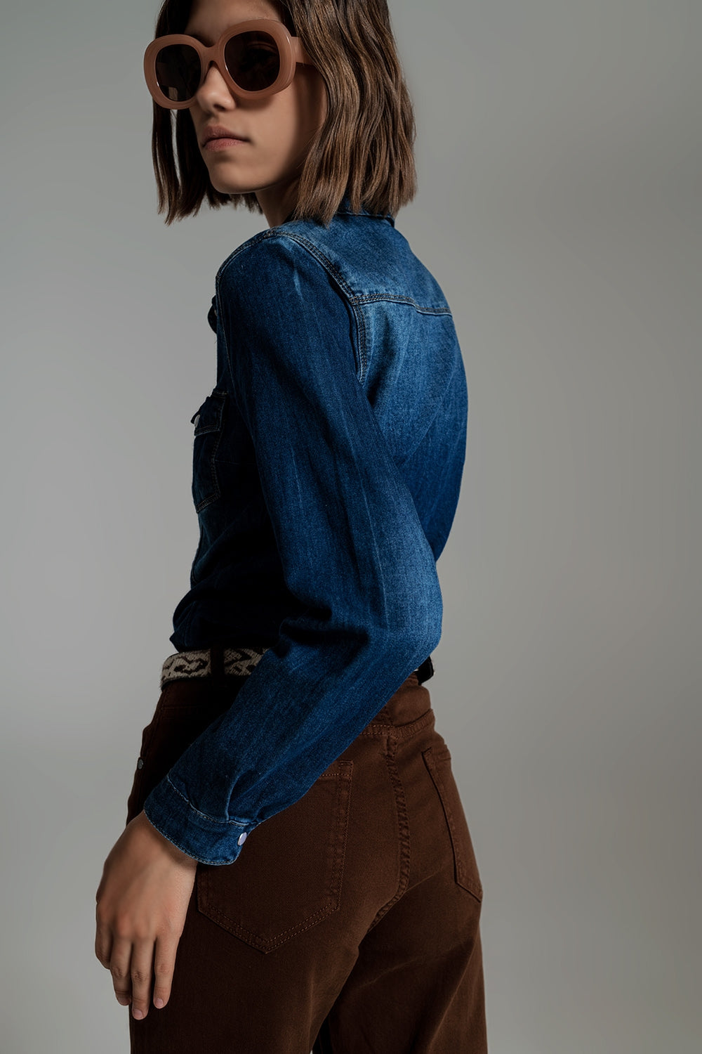 Camisa de ganga com lavagem azul médio