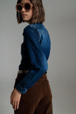 Camisa de ganga com lavagem azul médio