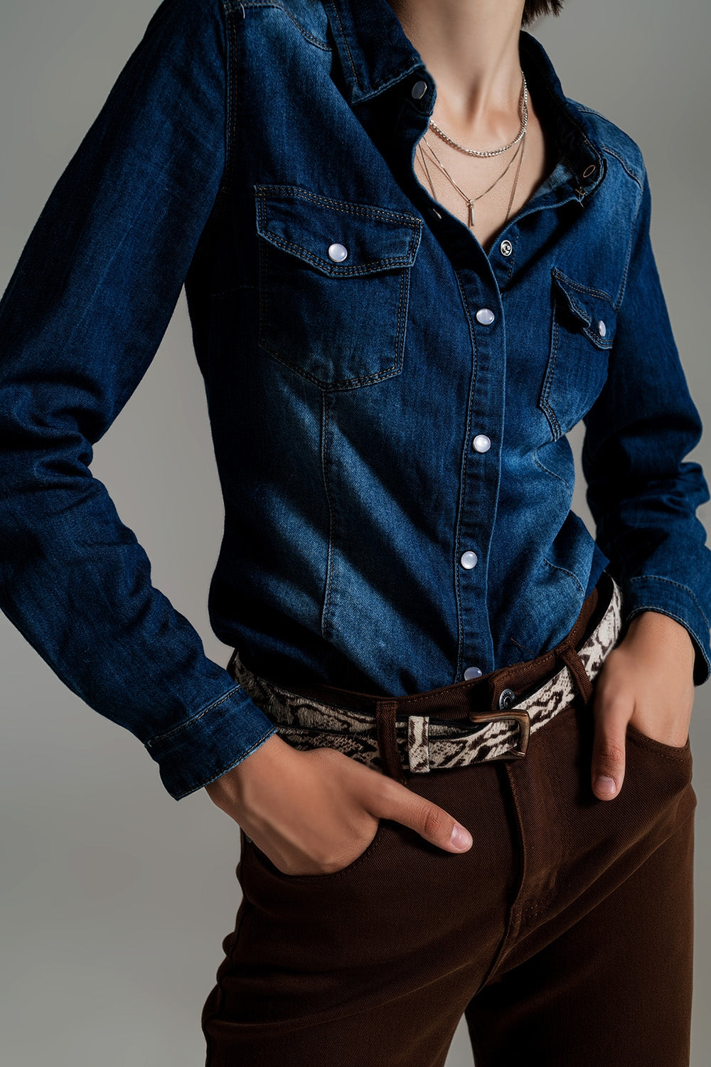 Camisa de ganga com lavagem azul médio