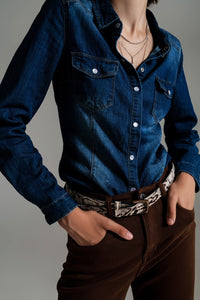 Camisa de ganga com lavagem azul médio