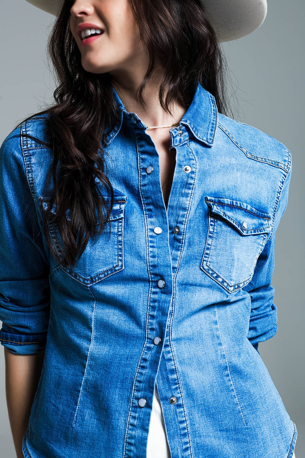 Camisa de ganga de lavagem média Body Con com bolsos no peito e botões de pressão