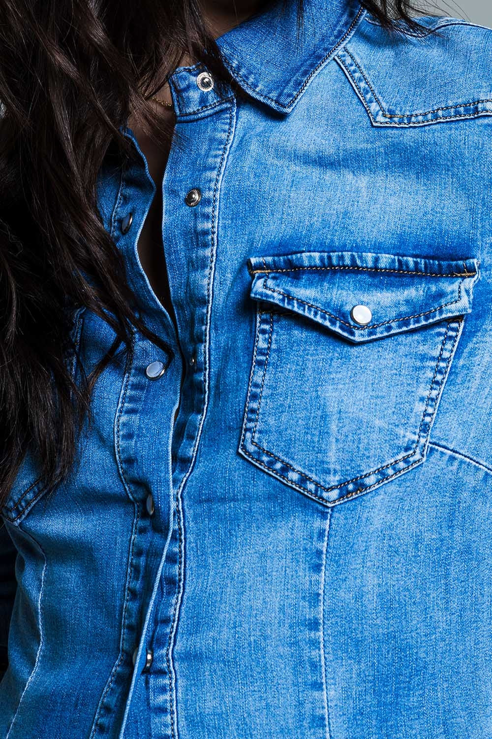 Camisa de ganga de lavagem média Body Con com bolsos no peito e botões de pressão