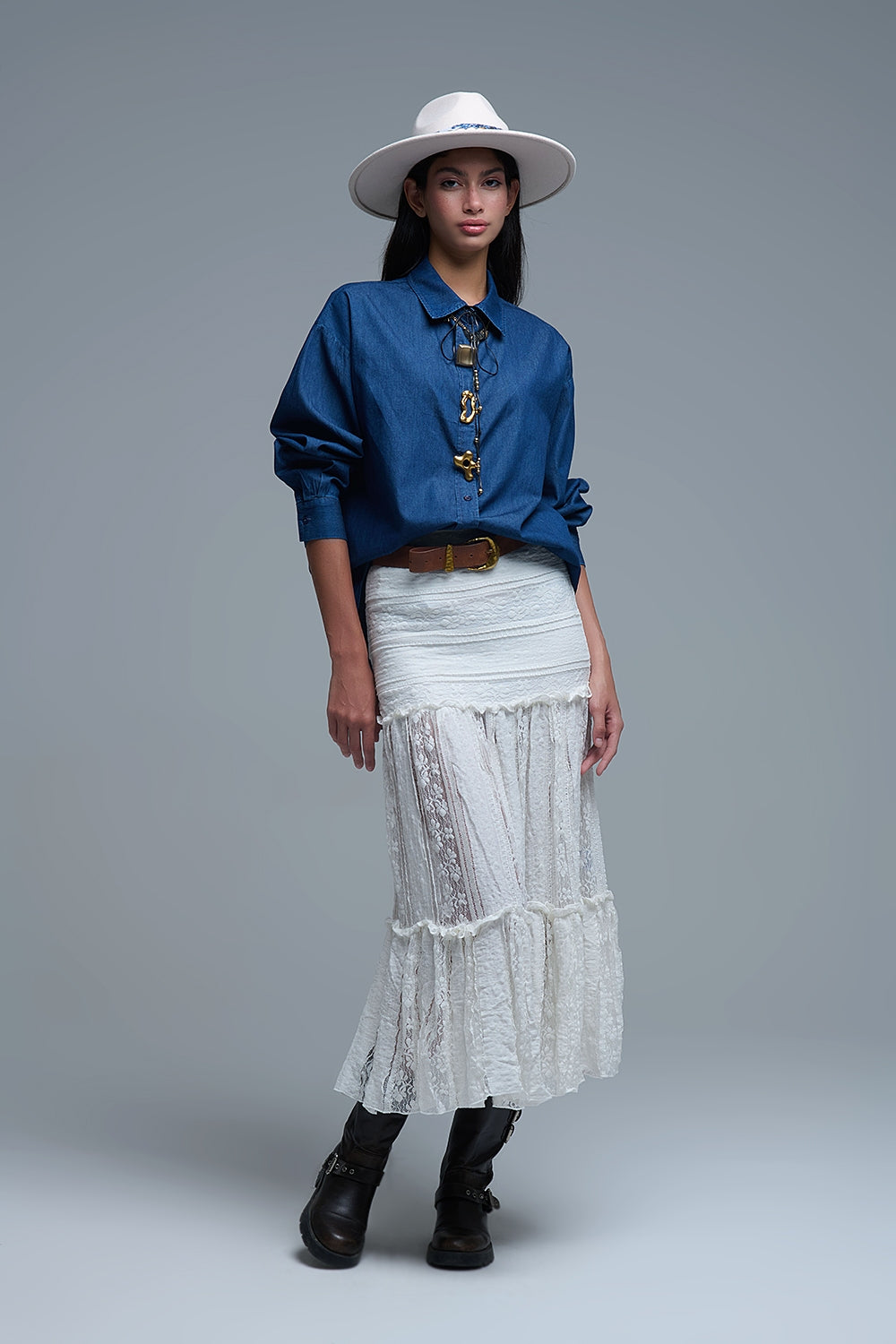 Camisa de ganga descontraída com botões dourados abstractos