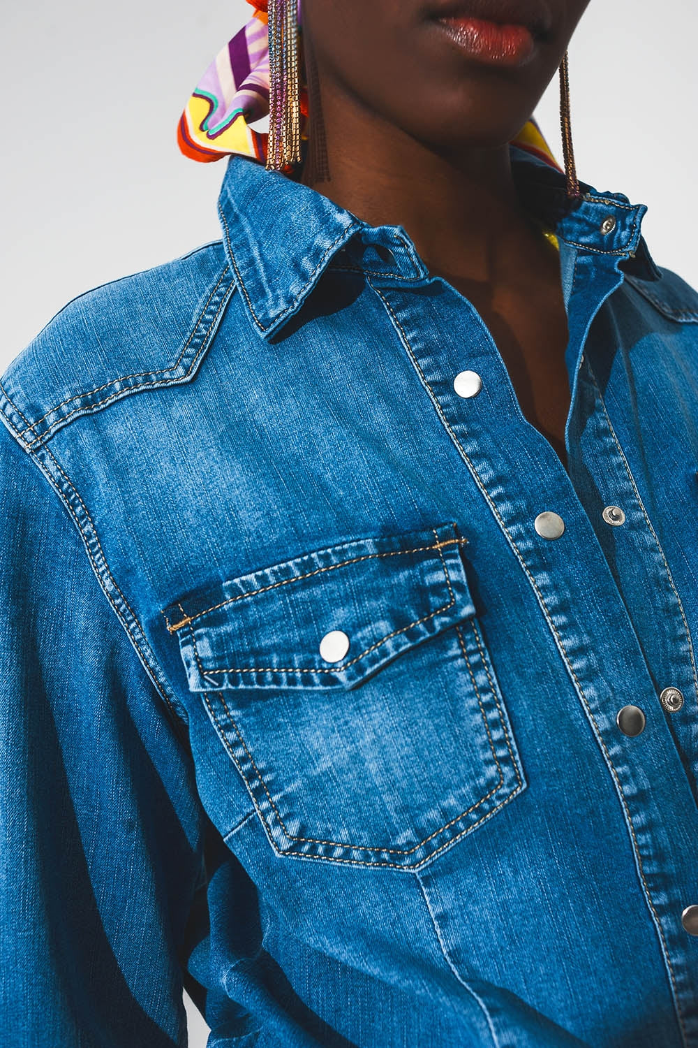 camisa de ganga elástica em azul médio