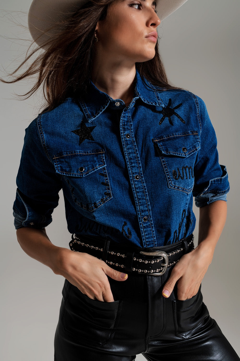 Q2 camisa de ganga justa com detalhes gráficos pretos com strass