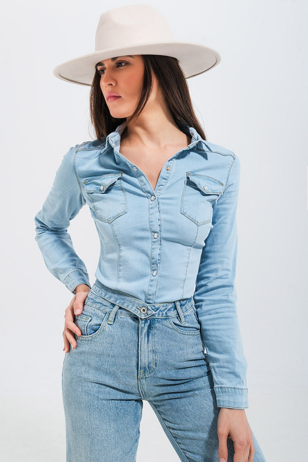 Camisa de ganga tipo western em azul claro