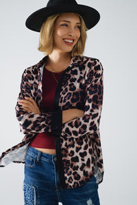 camisa de leopardo com pormenor em cetim preto