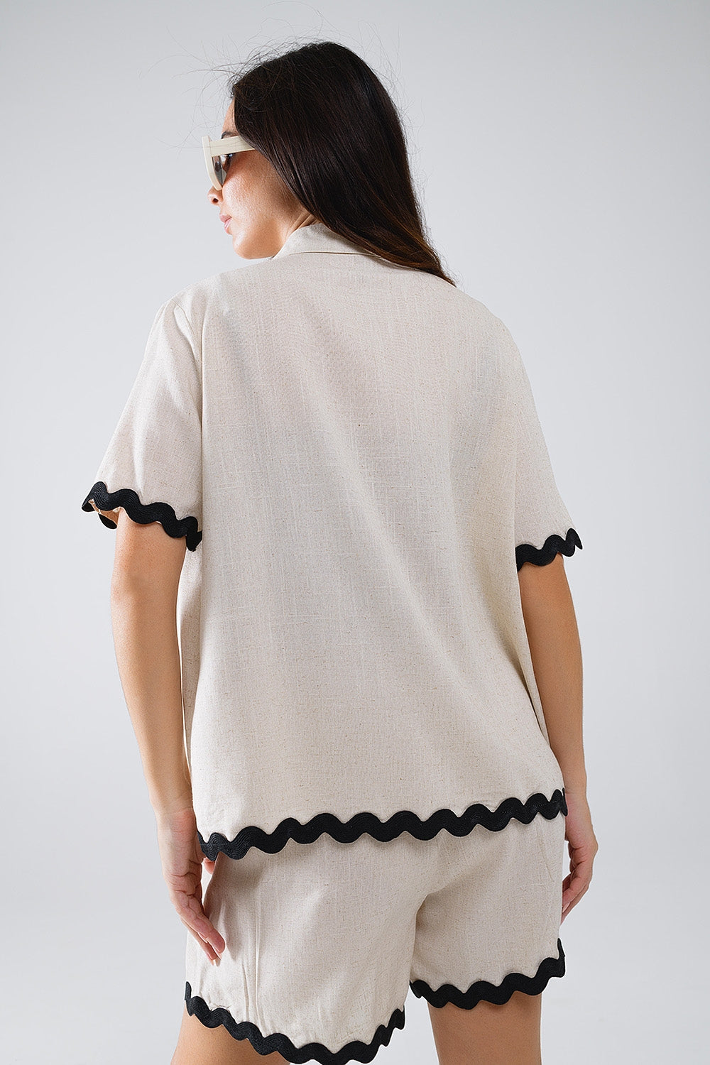 Camisa de linho com acabamento de vieiras em contraste bege