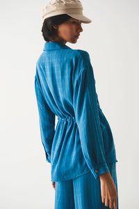 Camisa de manga comprida com cintura em azul