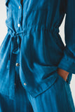 Camisa de manga comprida com cintura em azul