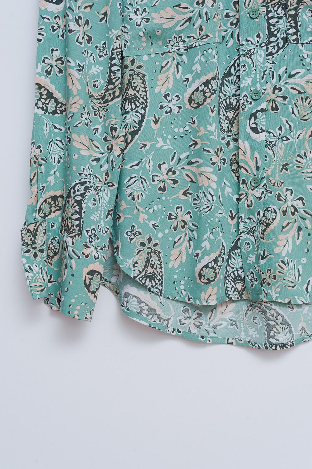 Camisa de manga comprida verde com estampado floral e paisley