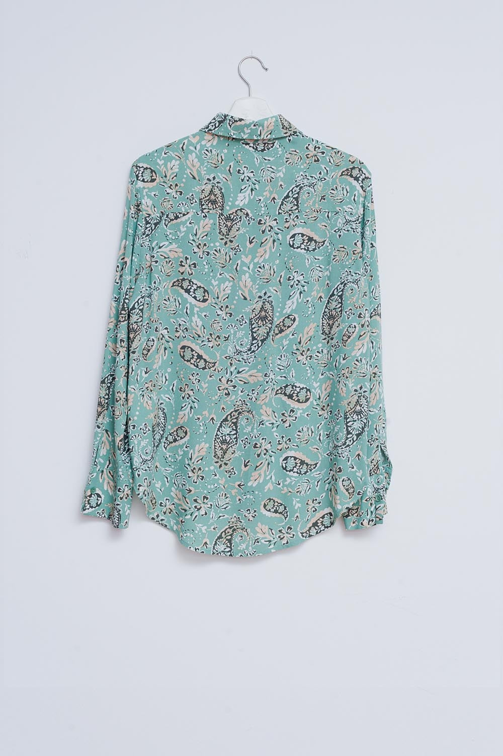 Camisa de manga comprida verde com estampado floral e paisley
