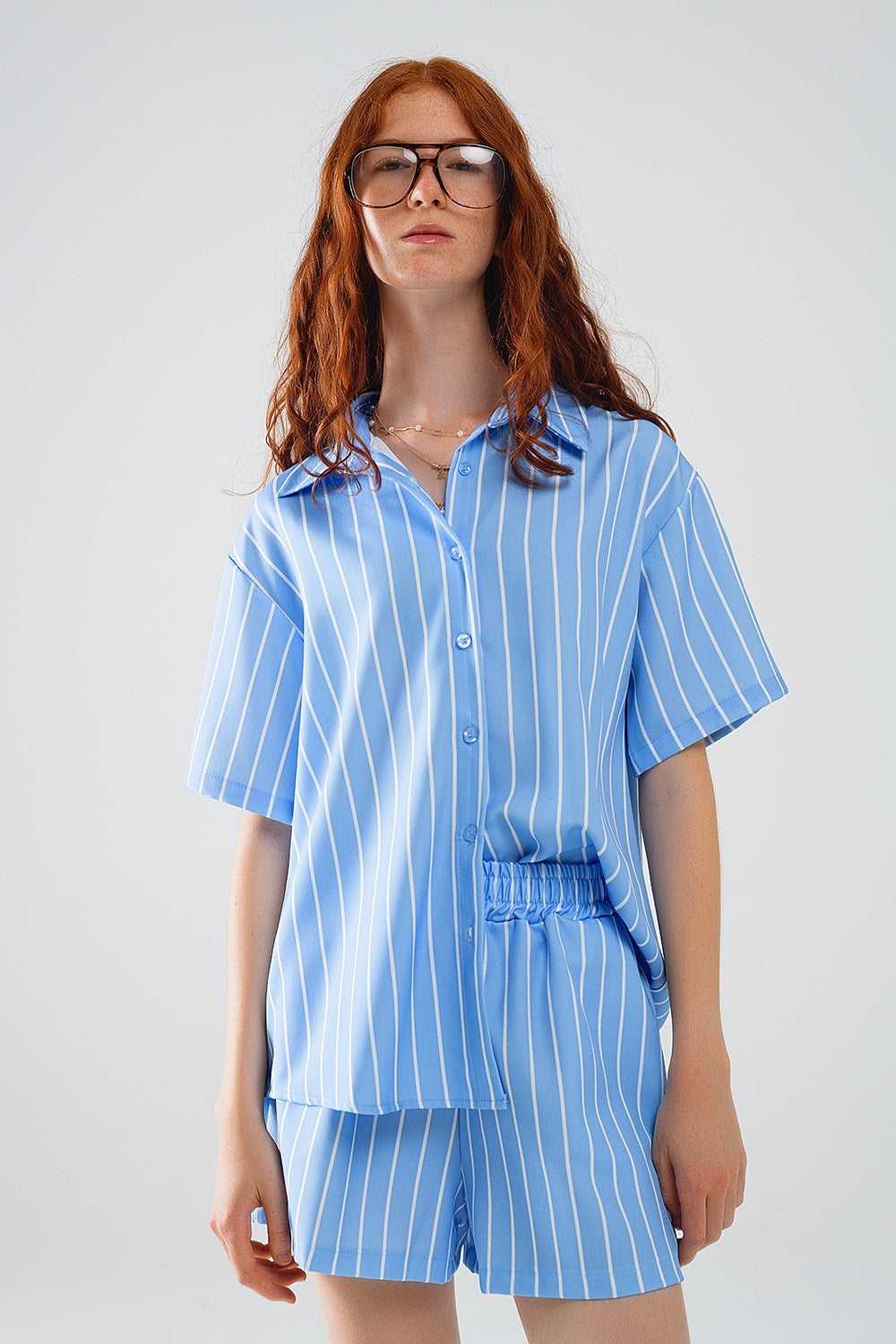 Q2 Camisa de manga curta às riscas azuis