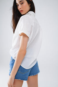 Camisa de manga curta com botões e descontraída em branco