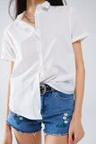 Camisa de manga curta com botões e descontraída em branco