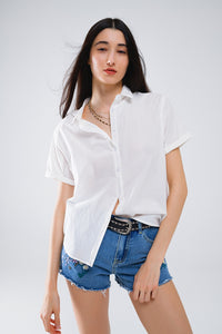 Q2 Camisa de manga curta com botões e descontraída em branco