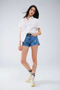 Camisa de manga curta com botões e descontraída em branco