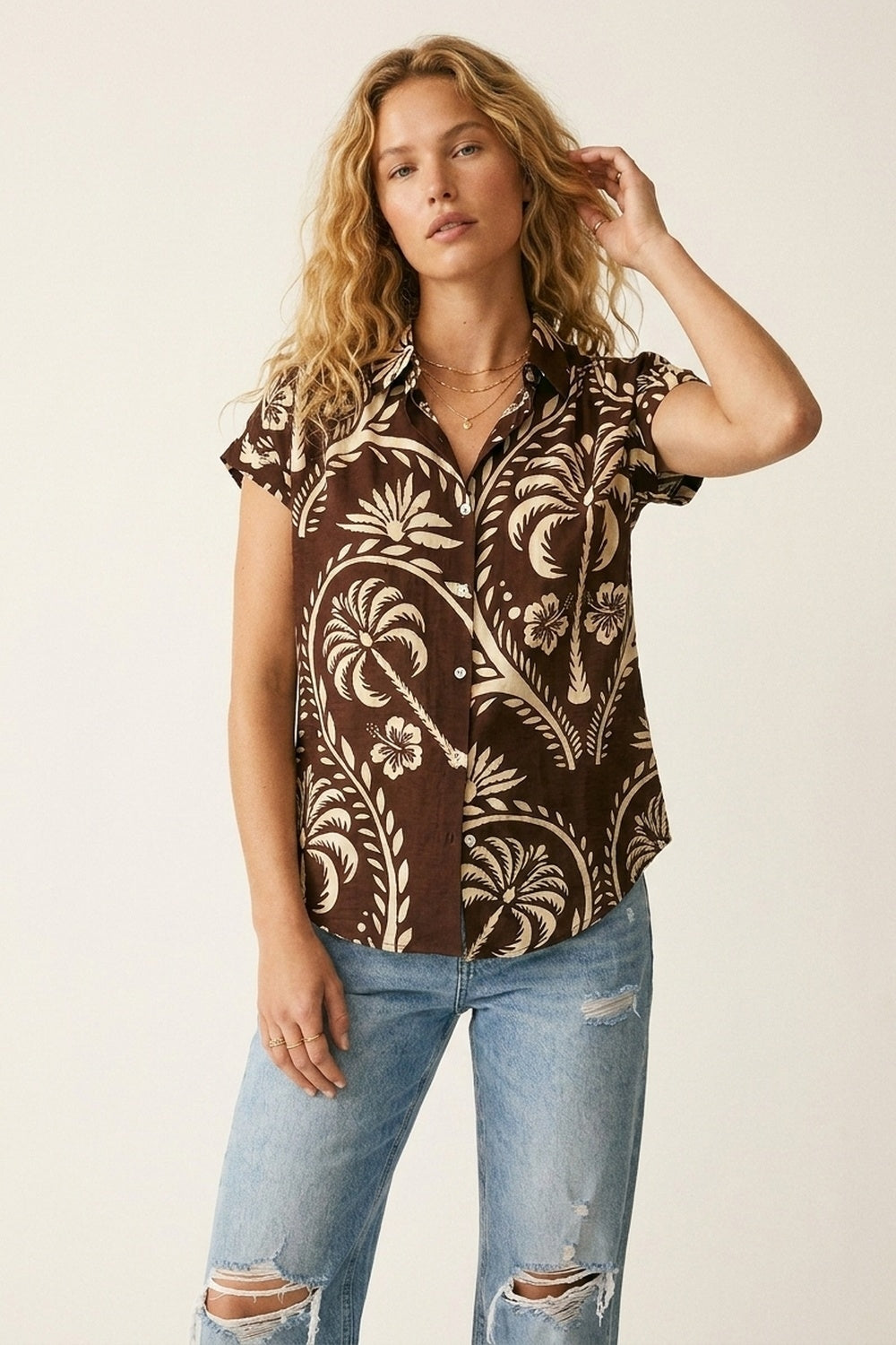 Q2 Camisa de Manga Curta com Estampa Tropical Marrom