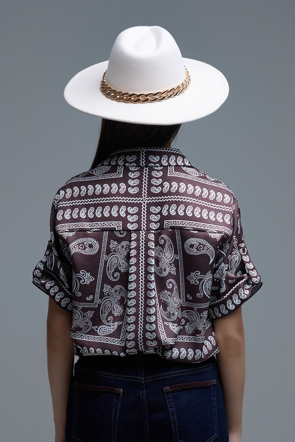 Camisa de manga curta com estampado Paisley em castanho